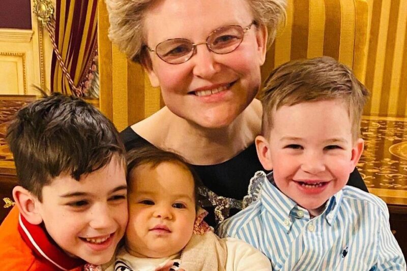 «Мне невероятно повезло»: почему сыновья Елены Малышевой не живут в России, но их жёны — «замечательные»?