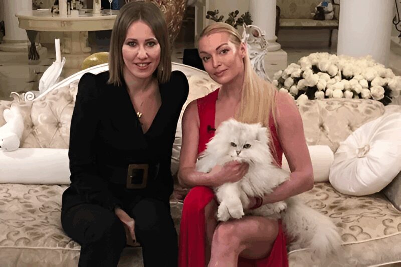 «Она просто завидовала»: почему однажды Ксения Собчак демонстративно вылила напиток на Анастасию Волочкову?