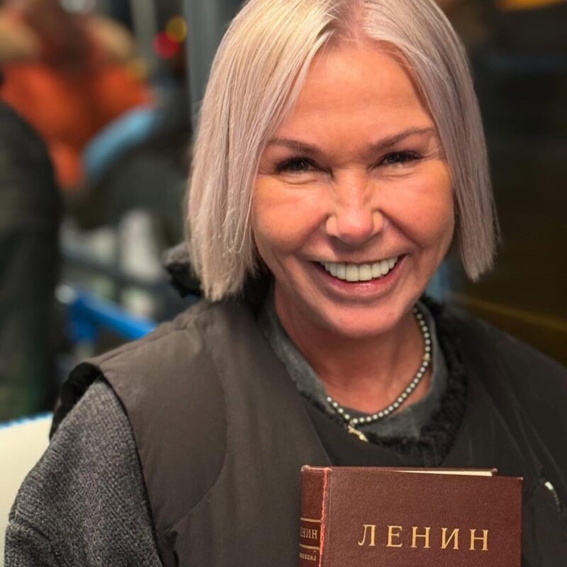 «Зубы словно мешают ей говорить»: как выглядит Ксения Стриж спустя 9 лет после «омоложения» к 50-летию с мужем, моложе на 16 лет