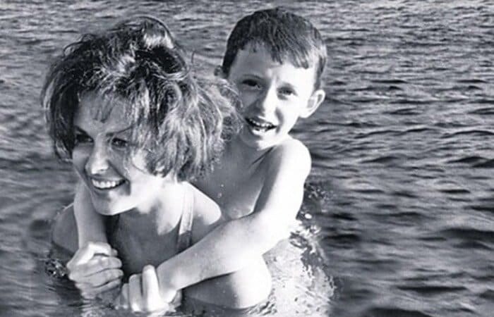 Наталья Фатеева с сыном Владимиром, чьё детство было омрачено разводом родителей