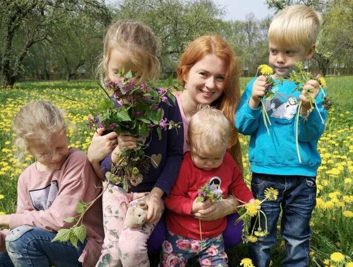Екатерина Копанова в окружении своих детей