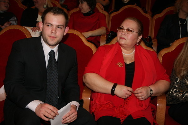 «Господь дал мне сцену, а вместе с ней – сына»: как 74-летняя Нина Усатова сумела обрести семью, но лишь недавно увидела сына женатым