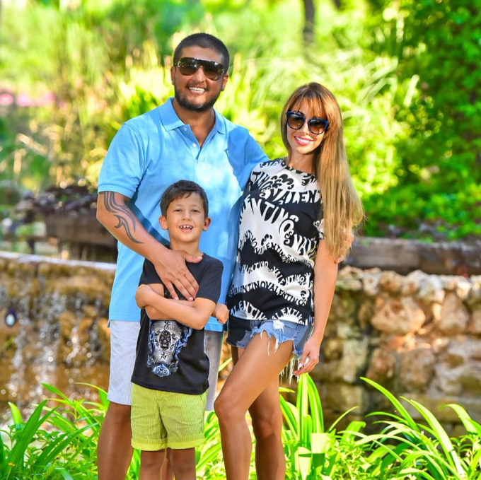 Ренат Агзамов с женой и сыном: счастливые моменты семейной жизни.