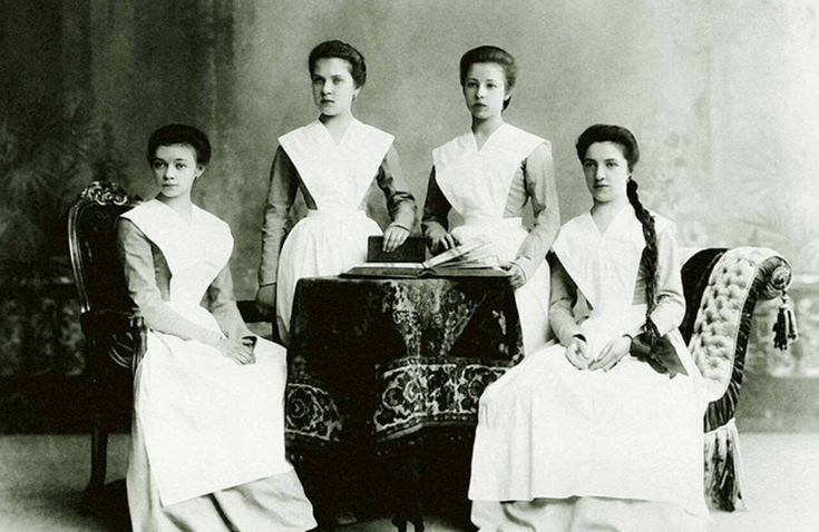 Воспитанницы балетного училища, Агриппина — справа