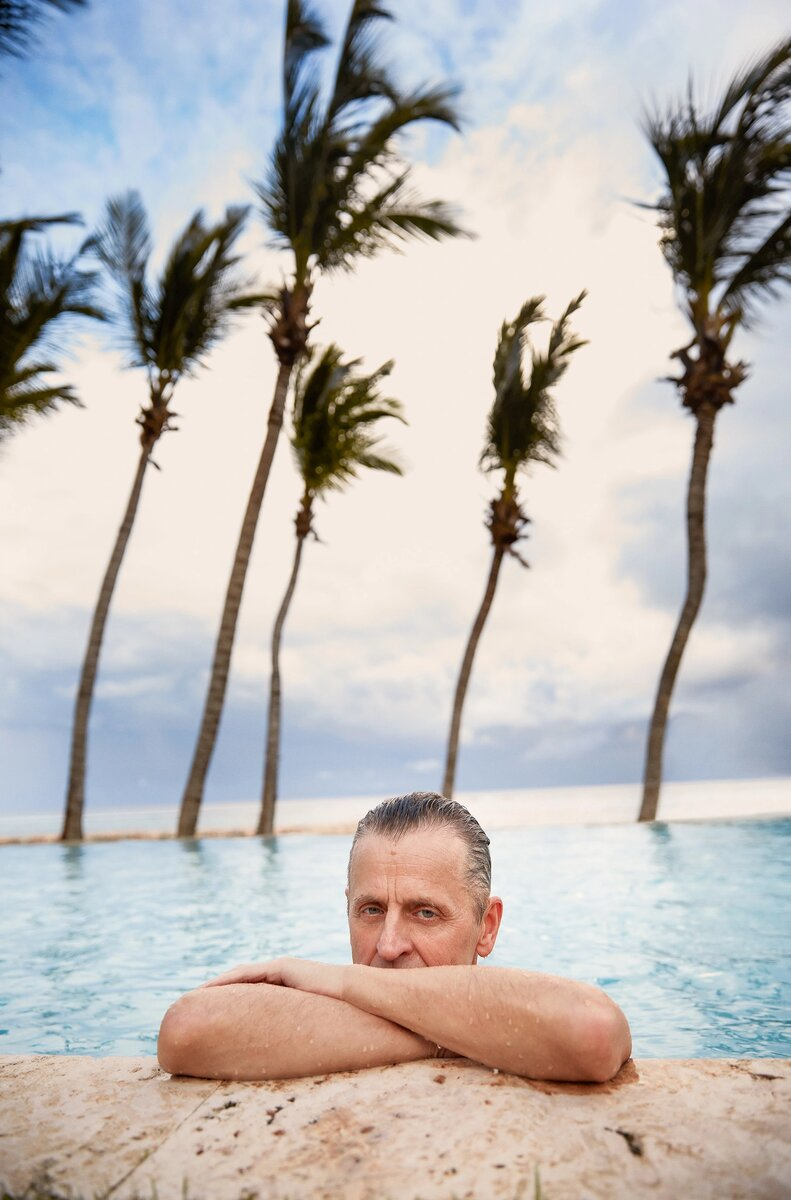 Бассейн, создающий идеальную оптическую иллюзию слияния с океаном.