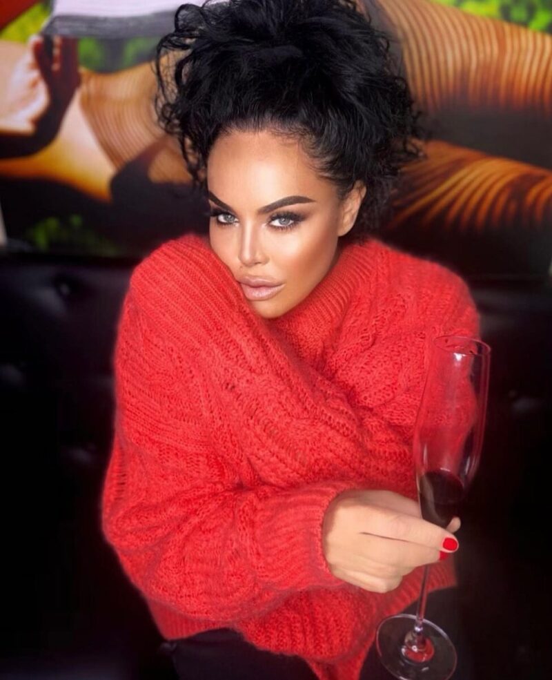 «Счастливой женщине пластика не нужна»: как 61-летняя Оксана Байрак обрела дочь и молодого мужа с разницей в 23 года