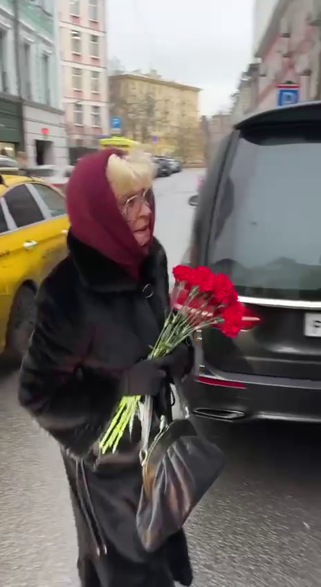 «Где была дочь?»: народный гнев обрушился на семью Веры Алентовой после трагического прощания