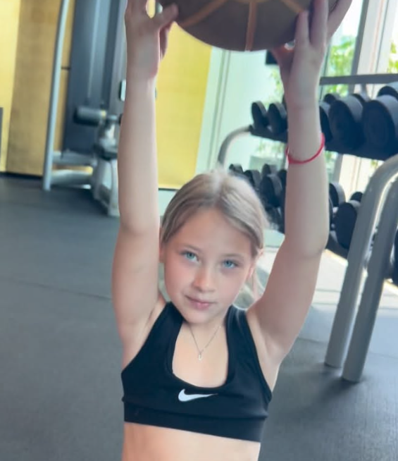 «Я не держу на него зла»: как живёт 11-летняя дочь Задойнова, которую Элина Камирен грозилась лишить отца