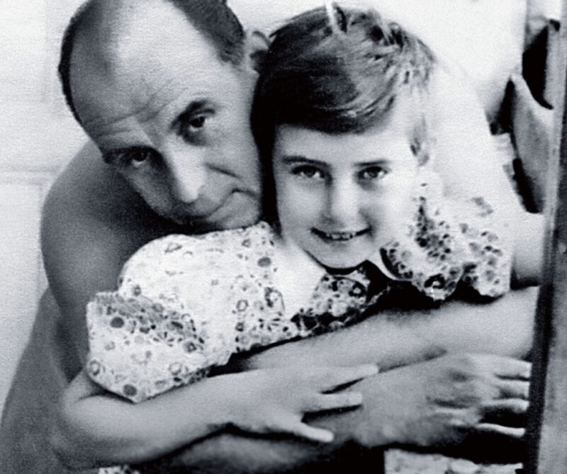 Виктория Лепко с отцом, который пытался её утешить после провала