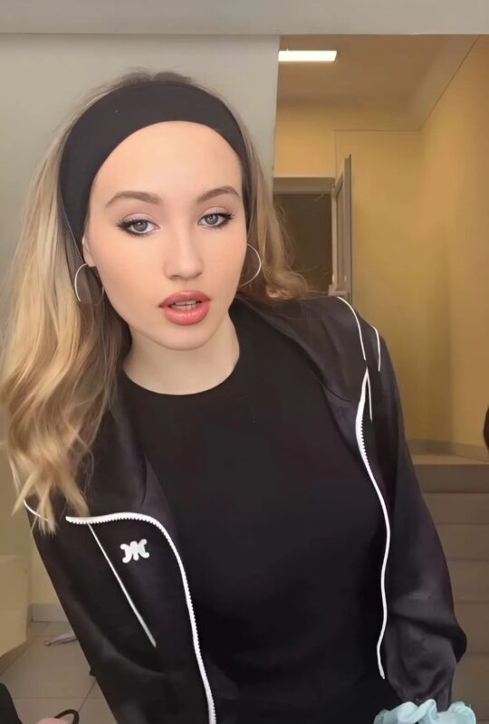 «Ей всего 17, а она добилась больше, чем я сам»: как выглядит и чем занимается дочь Витаса, которая поразила Китай