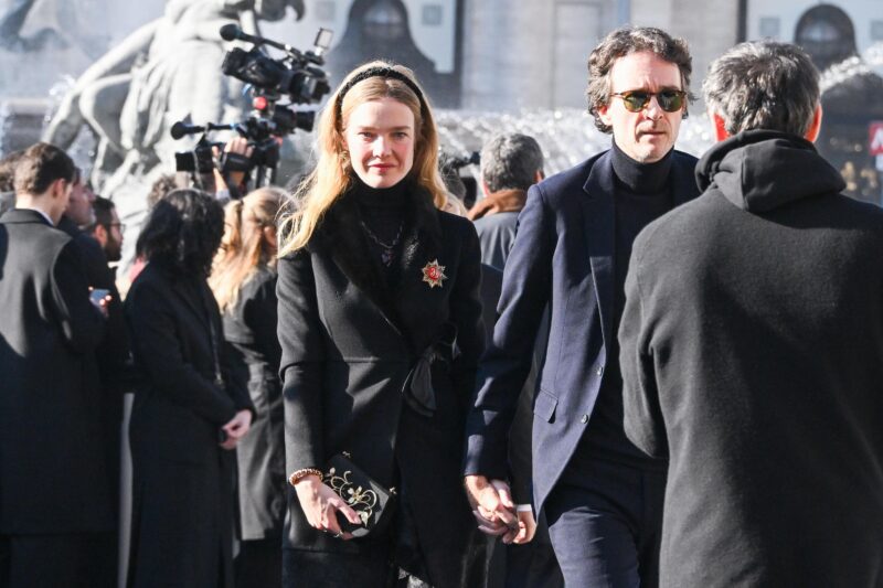 Траур в красном: ушла легенда, одевавшая Тейлор и Винтур