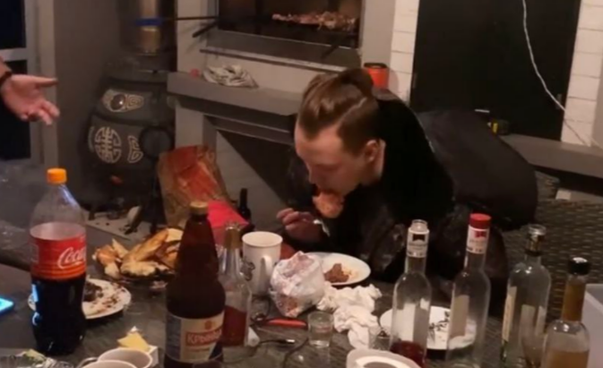 Андрей ужинает после бурного застолья 