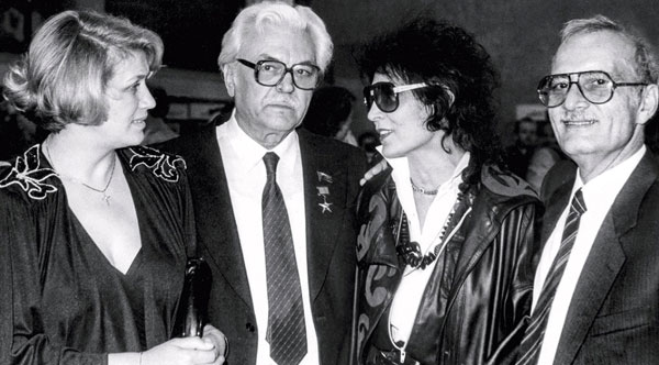 Георгий Данелия с Джуной, Сергеем Бондарчуком и женой Галей на Московском фестивале, 1987 год: Данелия в кругу близких