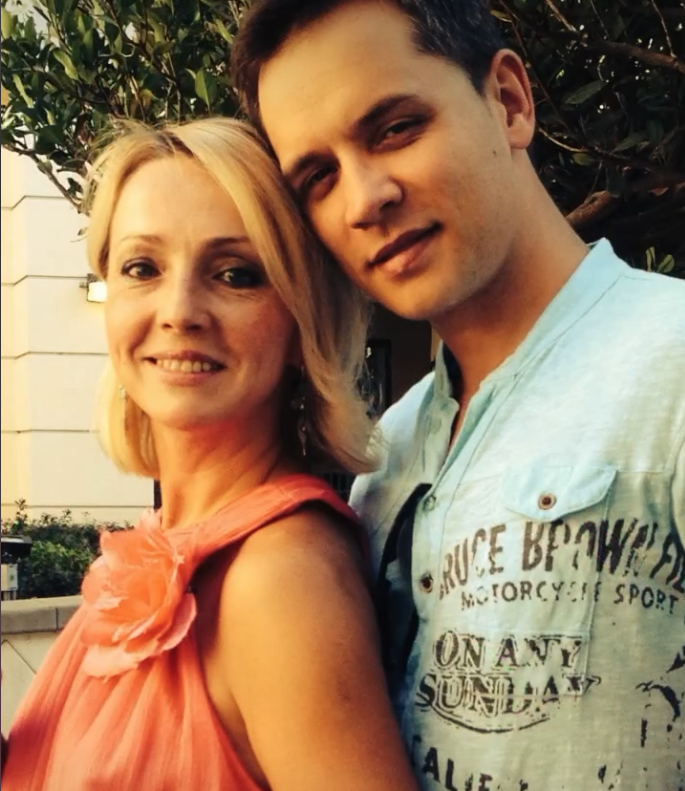 «Её слово — закон»: как 21-летний Асташёнок из «Корней» тайно женился на директоре старше на 13 лет