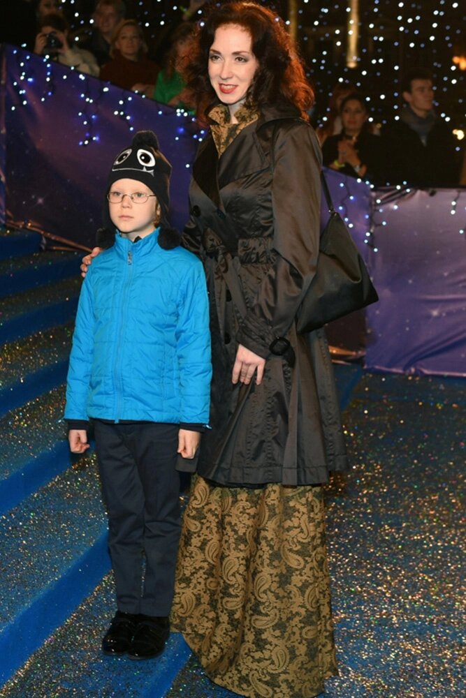 17-летний сын Анны Большовой: почему юный актер, игравший на сцене Пушкинского театра, сменил подмостки на швейную машинку?