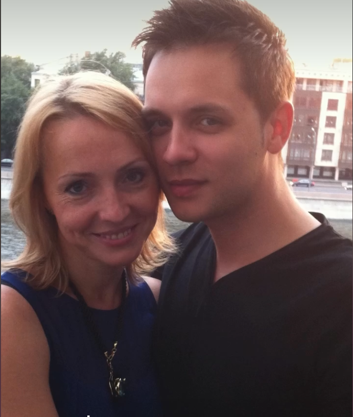 «Её слово — закон»: как 21-летний Асташёнок из «Корней» тайно женился на директоре старше на 13 лет