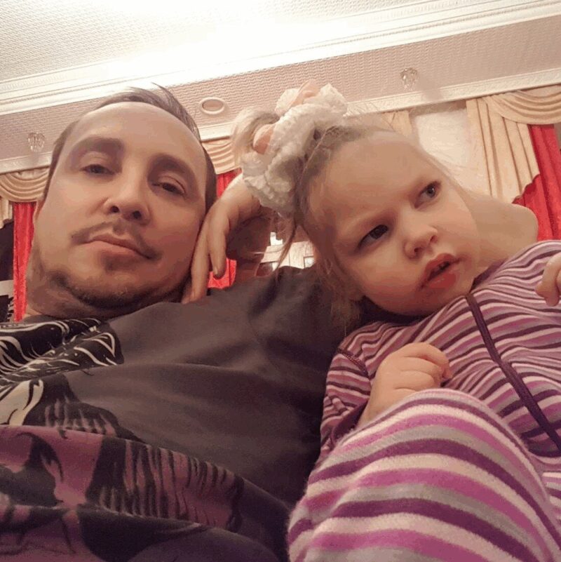 Данко рядом с дочерью Агатой, ещё до своего ухода