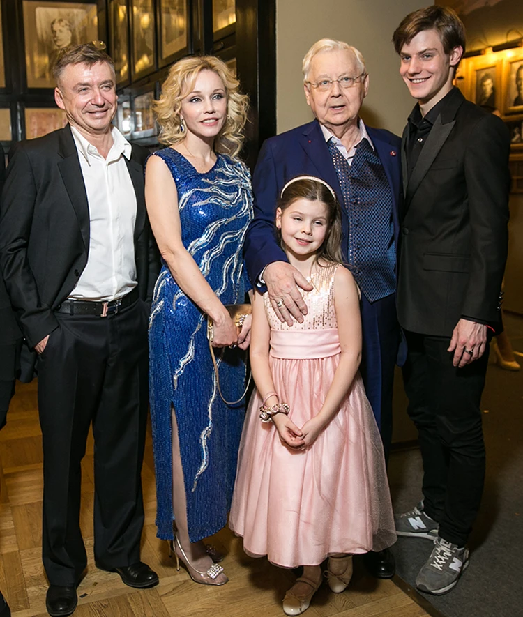 Олег Табаков с Мариной Зудиной и детьми: Антоном, Павлом и Машей.