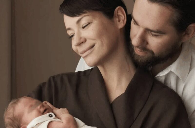 Ида Галич с мужем и новорожденной дочкой