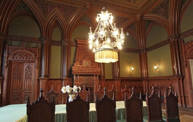 «Там витают духи»: как особняк Стахеева на Новой Басманной превращается в загадочное место «Битвы экстрасенсов»