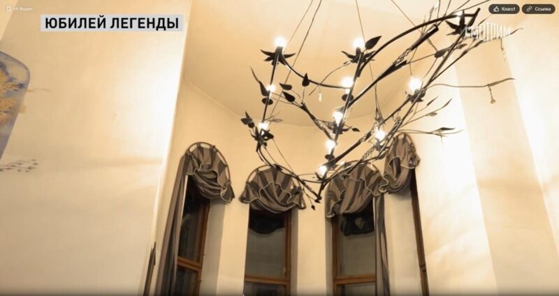 Супруги с юмором называют балкон «Джульеттой», а Игорь видит в нем ассоциации с Лениным.