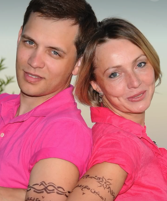 «Её слово — закон»: как 21-летний Асташёнок из «Корней» тайно женился на директоре старше на 13 лет