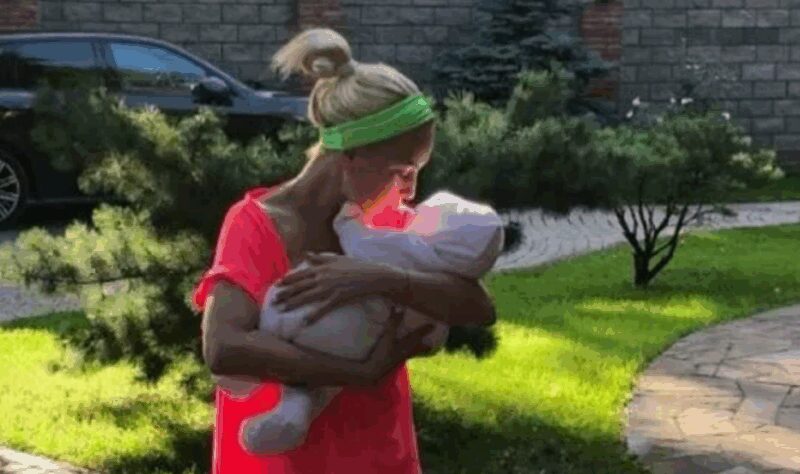 Лера Кудрявцева с новорождённой дочкой