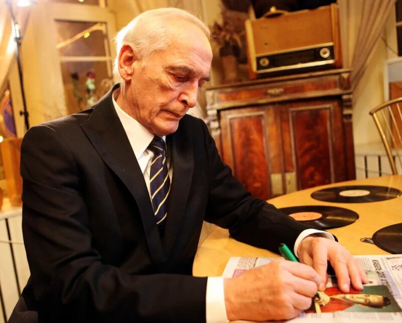 «Он не для галочки»: почему 52-летний сын Василия Ланового женился в 45 и стал главной опорой Ирины Купченко