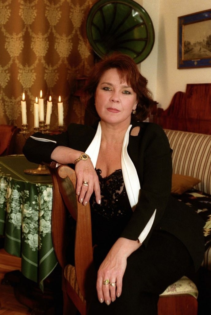 «Дизайнеры забыли, что я не баскетболистка»: как выглядела квартира Ларисы Голубкиной, которую она берегла 37 лет после ухода Миронова