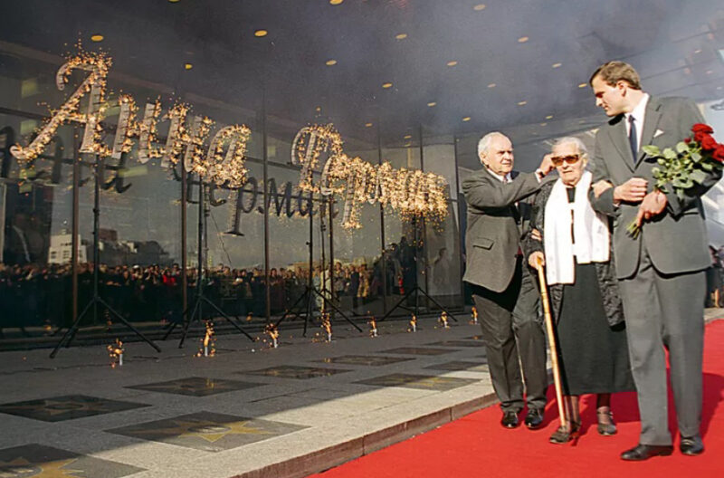 Мать, муж и сын Анны Герман на церемонии закладки именной звезды в Москве, 2003 год.