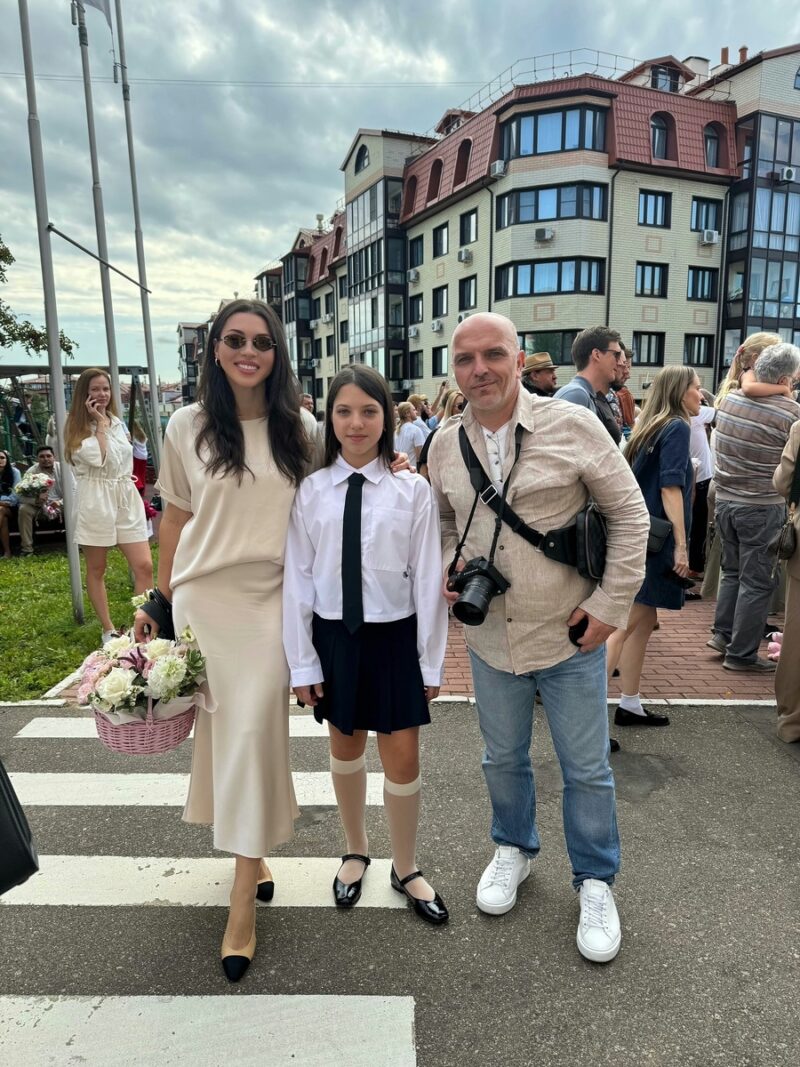 «Я для неё — просто кошелёк»: чем обернулся первый брак Александра Шоуа и как он общается с 25-летней дочерью