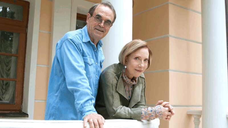 Глеб Панфилов и Инна Чурикова в своем доме на Николиной горе.