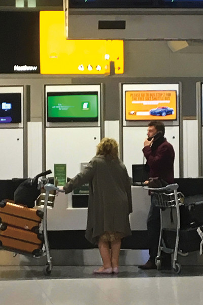 В декабре 2013 года Очеретный купил виллу «Сюзанна» на берегу Атлантического океана в пригороде французского курорта Биарриц, также говорят, что у них с Людмилой Александровной есть квартира в Испании