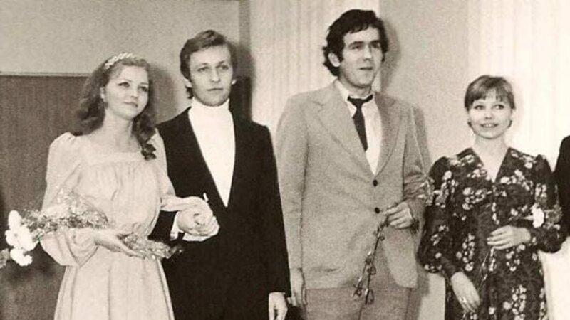 Свадебная фотография Ольги Науменко и Александра Скворцова, запечатлевшая начало их долгого и преданного союза.