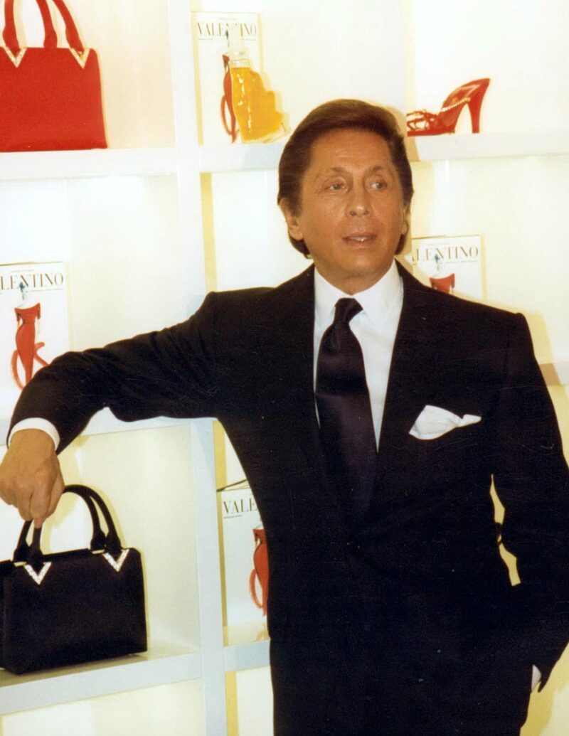 Траур в красном: ушла легенда, одевавшая Тейлор и Винтур