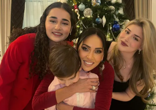 Алсу с дочерьми и сыном: семейный кадр певицы.