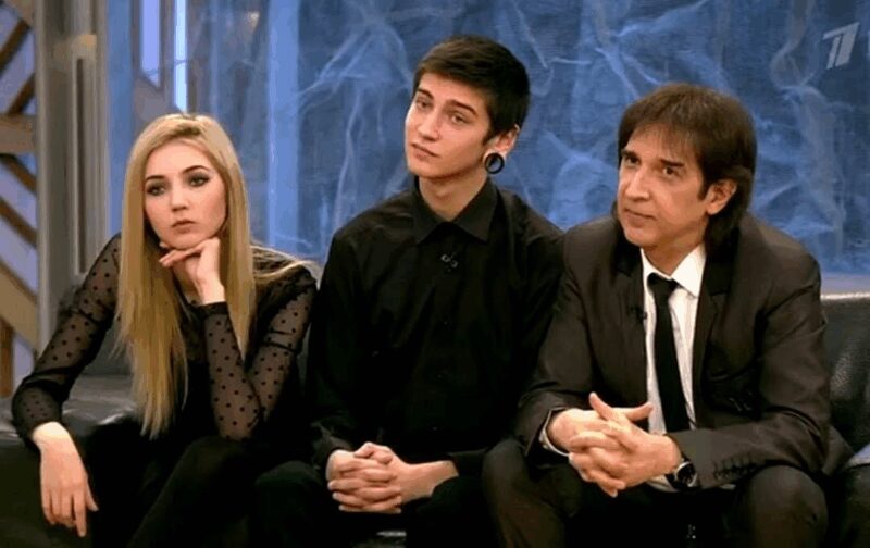 Кай Метов с дочерями Анастасией и Кристиной на одной из телепередач.