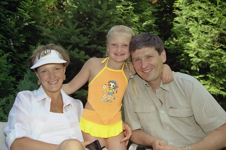 Счастливая Елена Проклова с третьим мужем и дочерью Полиной