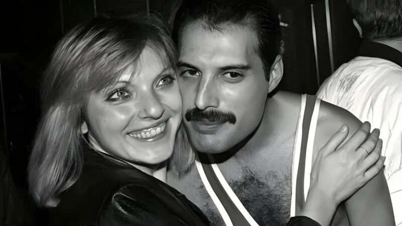 Фредди Меркьюри и Мэри Остин обнимаются, черно-белое фото