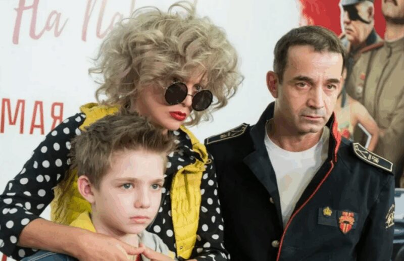 Ольга Дроздова и Дмитрий Певцов в обществе своего сына Елисея.