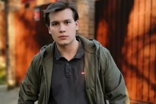 Артем Вершинин в роли доктора в сериале «Скорая помощь»