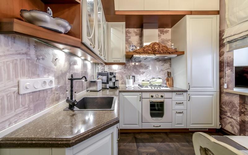 «Уютная классика — лучший стиль»: как выглядит трёхкомнатная квартира Светланы Немоляевой, где «живут» вещи с историей