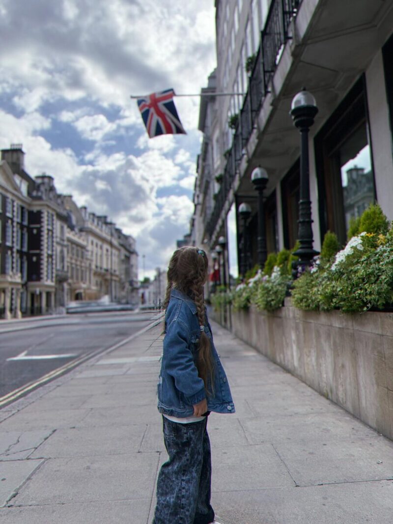 «Евро за чтение книг»: как Светлана Лобода воспитывает дочерей после ухода из шоу-бизнеса и почему прячет младшую