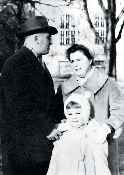 Маленькая Любовь в окружении родителей, Юрия Игнатьевича и Лидии Александровны