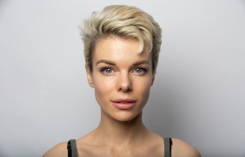 Анна Старшенбаум не боится экспериментировать с образами, всегда оставаясь разной на экране.