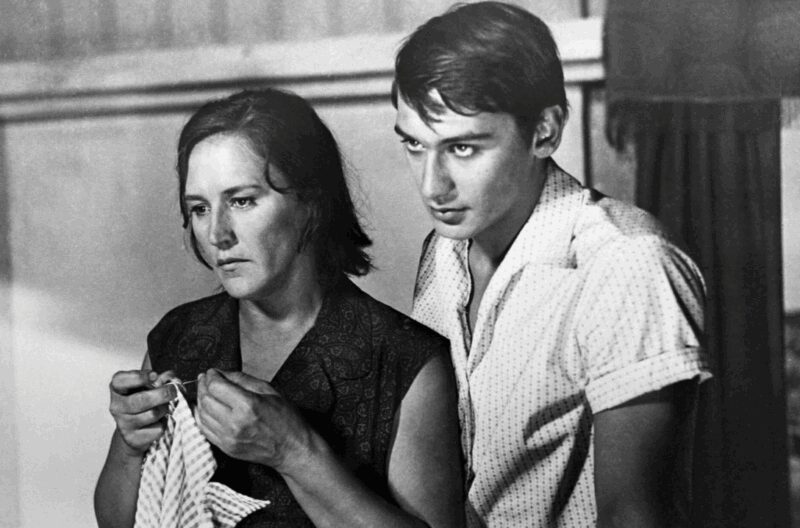 Нонна Мордюкова и её сын Владимир Тихонов в фильме «Русское поле» (1971).