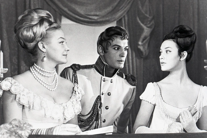 Андрея Болконского в фильме сыграл Вячеслав Тихонов, а Элен Курагину — жена Бондарчука Ирина Скобцева