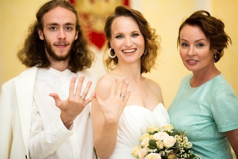 «Не настолько богаты»: 61-летняя Жанна Эппле живёт с сыном и его семьёй