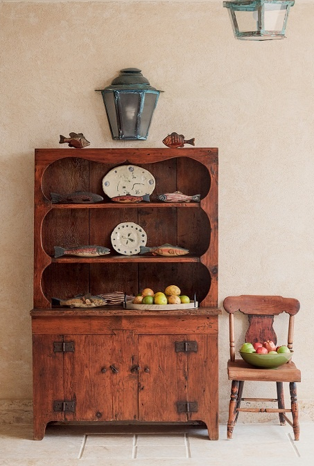 Старинная мебель, привезенная из монастыря Сен-Барта, добавляет интерьеру особый шарм.