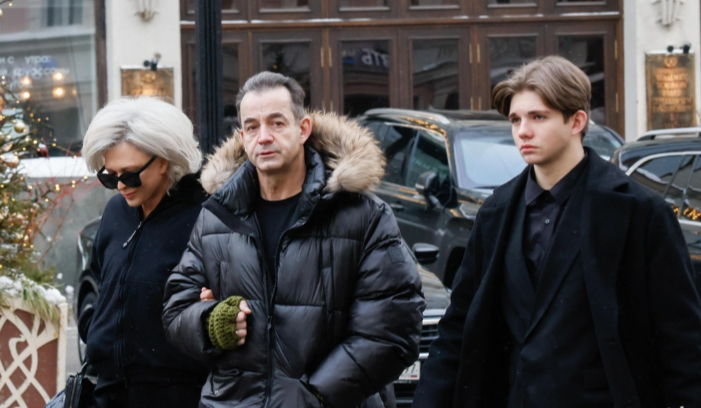 Елисей Певцов в кругу семьи.